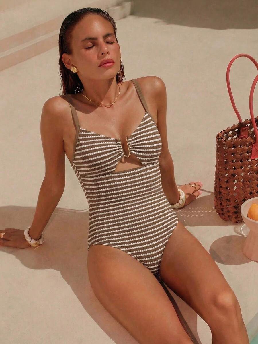 Maiô Elegance Detalhe Metálico em U